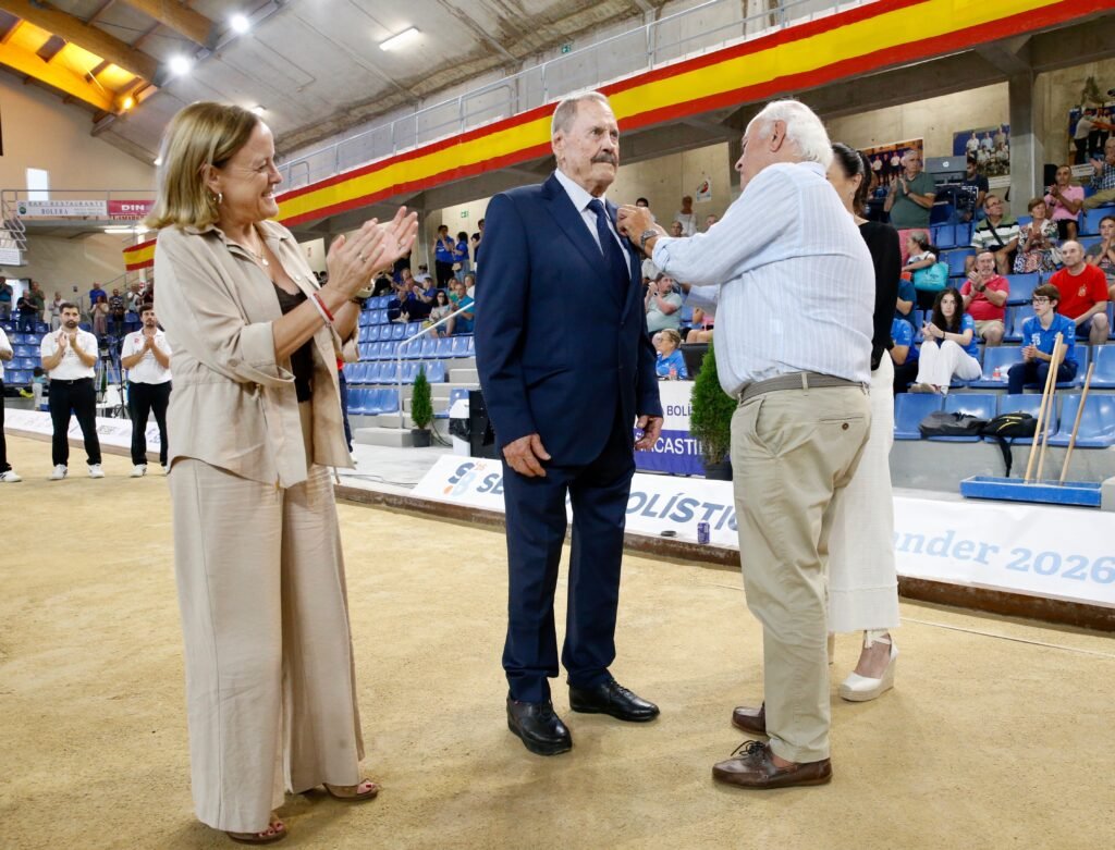 Toño Gómez recibe la Insignia de Oro de la Federación Española de Bolos | Fuente: Gobierno de Cantabria