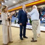 Toño Gómez recibe la Insignia de Oro de la Federación Española de Bolos | Fuente: Gobierno de Cantabria