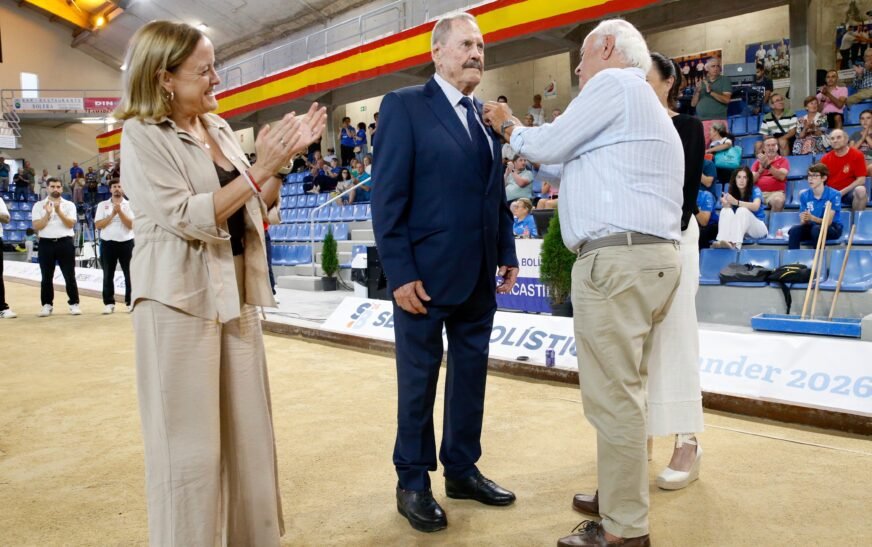 Toño Gómez recibe la Insignia de Oro de la Federación Española de Bolos en Santander