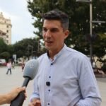 Daniel Fernández atiende a medios | Fuente: PSOE Santander