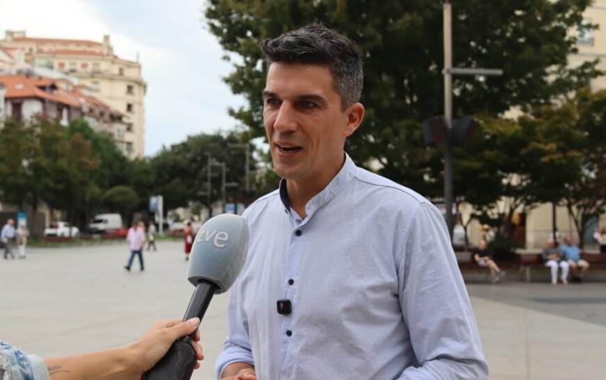 Duchas averiadas y campos encharcados: el PSOE denuncia el estado de las instalaciones deportivas municipales de Santander