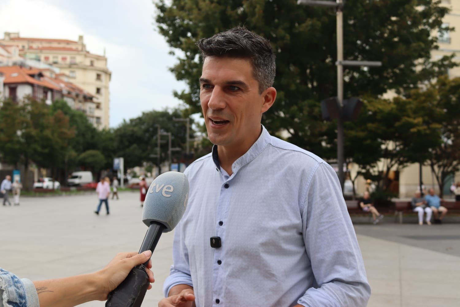 Daniel Fernández atiende a medios | Fuente: PSOE Santander
