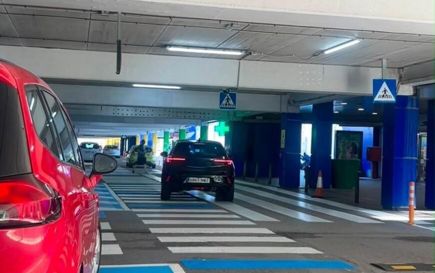 Denuncian el robo de un bolso por parte de dos latinos en el Carrefour de Peñacastillo