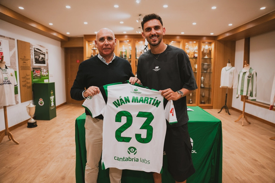 Iván Martín junto a Manolo Higuera, presidente del Racing | Fuente: Real Racing Club