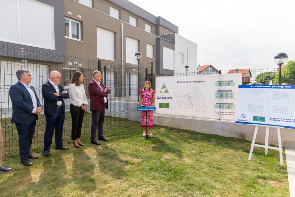 La presidenta Buruaga en la presentación de 32 viviendas protegidas en Bezana | Fuente: Gobierno de Cantabria