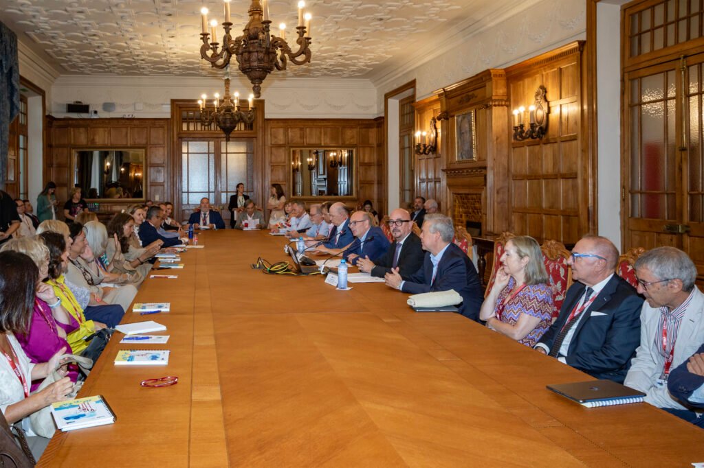 César Pascual dirigiendo el Encuentro sobre Políticas Sanitarias y Estado de las Autonomías en la UIMP | Fuente: Gobierno de Cantabria