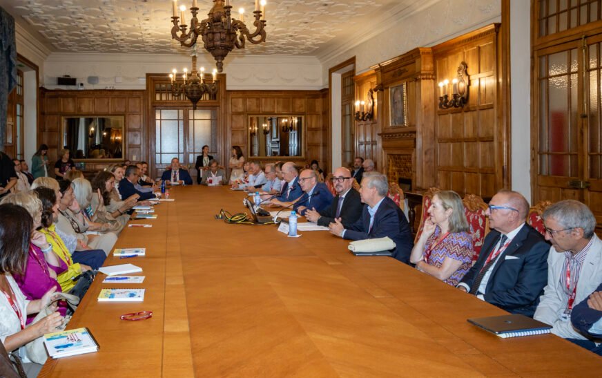 Cantabria debate si las diferencias sanitarias entre comunidades son diversidad legítima o desigualdad