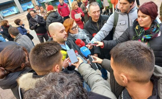 Ruiz Salmón atiende a los medios de comunicación | Fuente: IU Cantabria