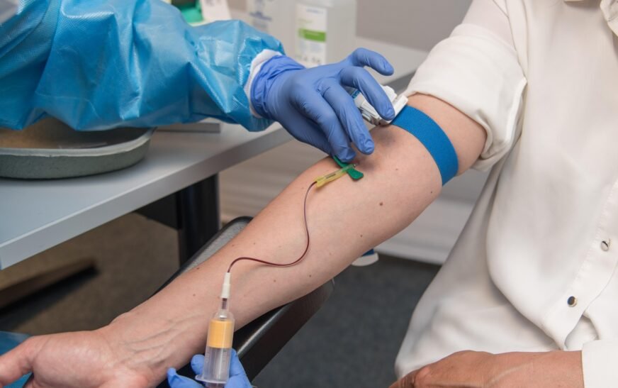 El Banco de Sangre de Cantabria pide donaciones urgentes de sangre del grupo 0- por el bajo nivel de reservas