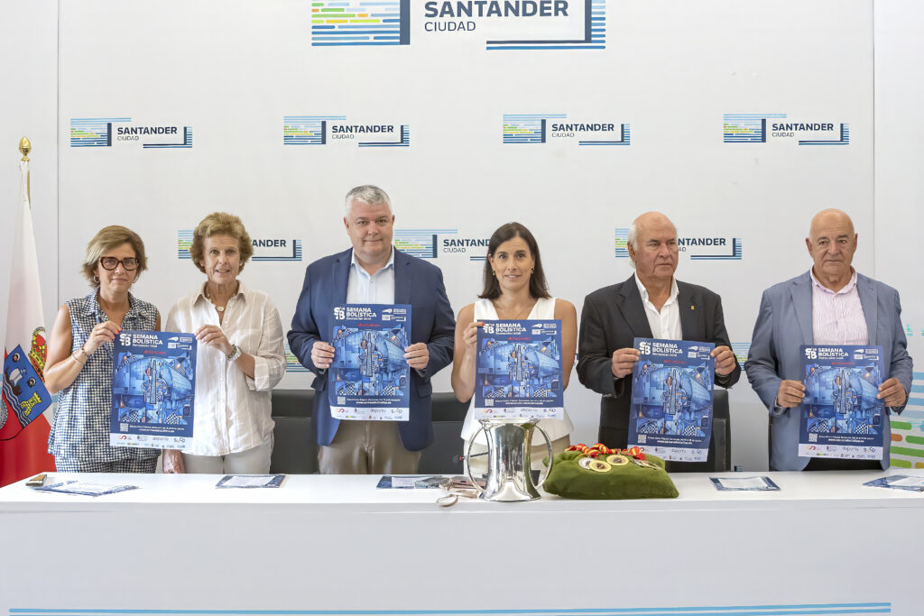 El consejero Luis Ángel Agüeros junto a la alcaldesa de Santander durante la presentación de la Semana Bolística Santander 2026 | Fuente: Gobierno de Cantabria