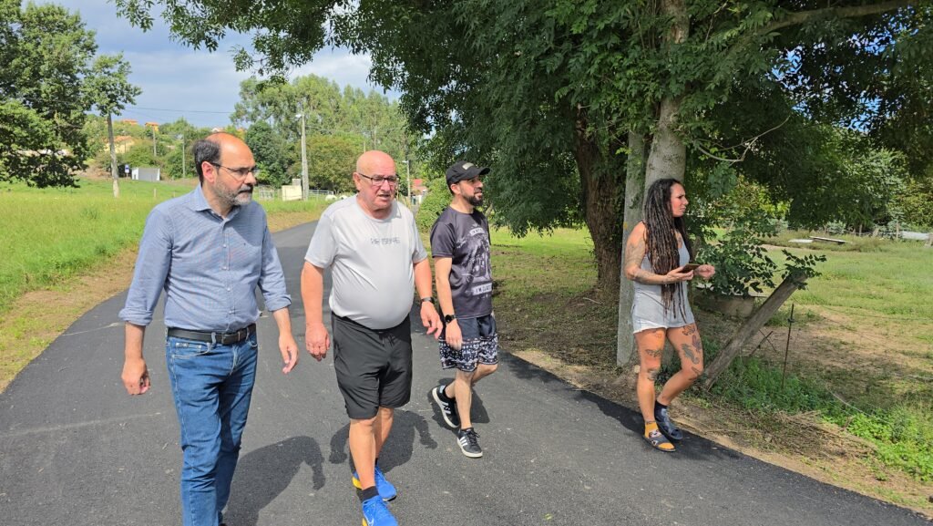 Urraca visita junto a vecinos de la zona el asfaltado en el Barrio de San Ramon | Fuente: Ayuntamiento de Torrelavega