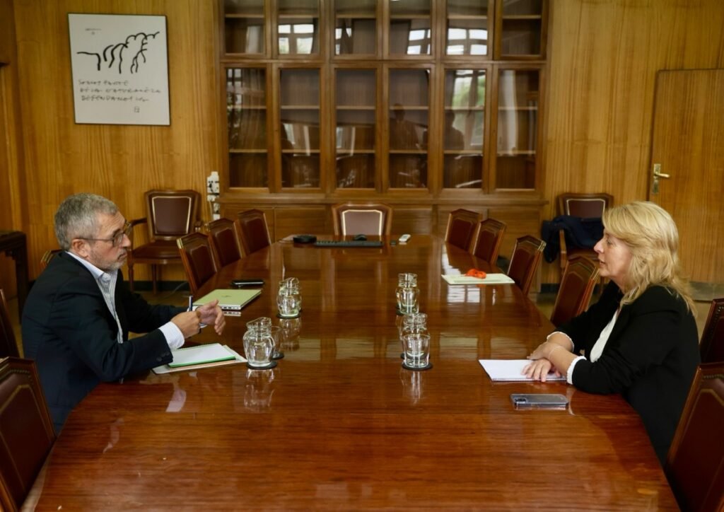 María Jesús Susinos y Hugo Morán durante una reunión institucional | Fuente: Gobierno de Cantabria