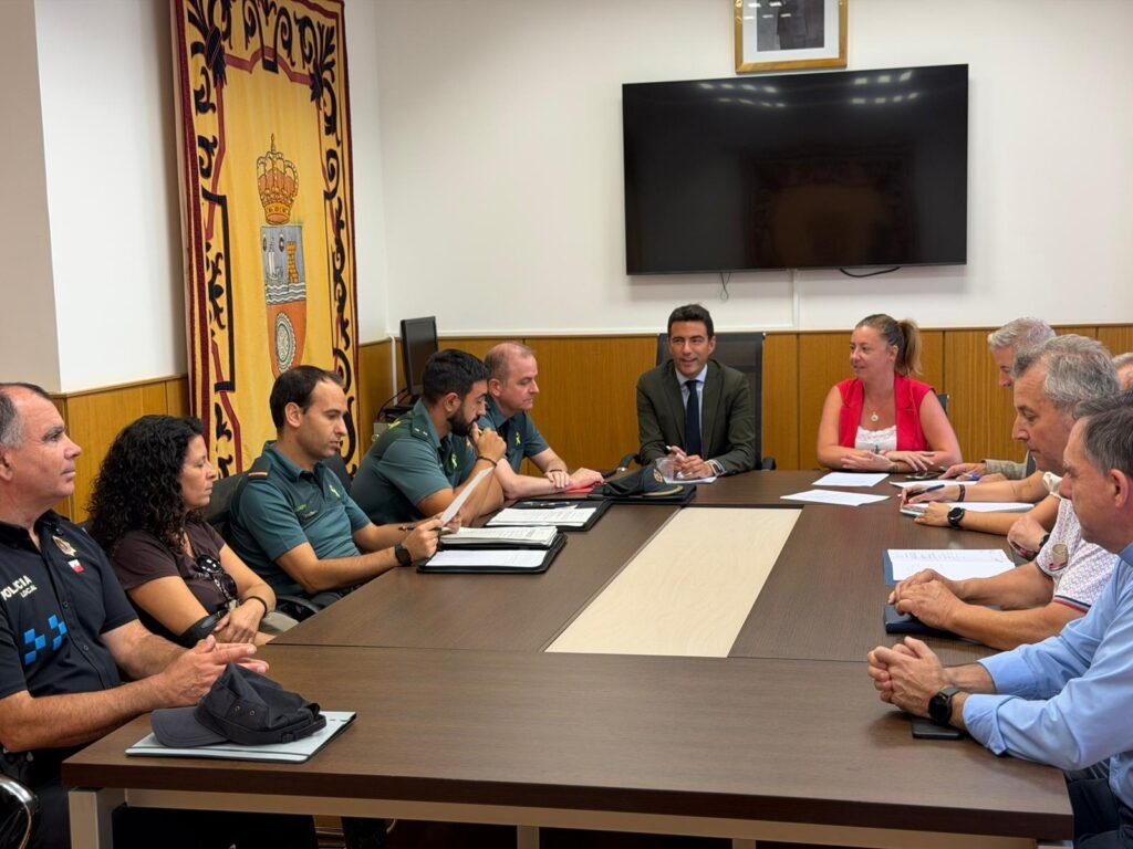 Pedro Casares y Amaya Fernández durante la Junta Local de Seguridad de Ampuero
