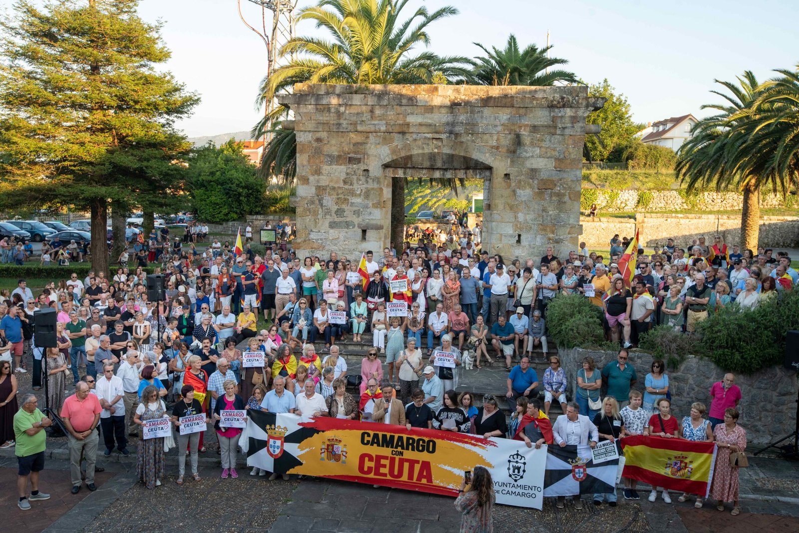 Un millar de camargueses muestra su apoyo a Ceuta y reivindica que «su frontera es la frontera de todos»