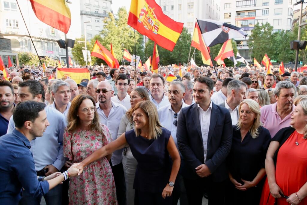 María José Sáenz de Buruaga junto a consejeros y diputados del Partido Popular durante la concentración de apoyo a Ceuta en Santander