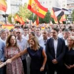 María José Sáenz de Buruaga junto a consejeros y diputados del Partido Popular durante la concentración de apoyo a Ceuta en Santander