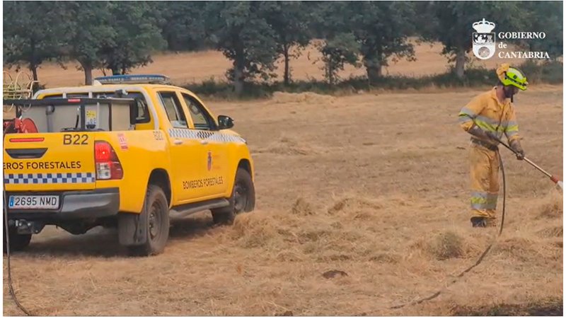 Medios trabajan en la extinción de un incendio forestal en Valderredible