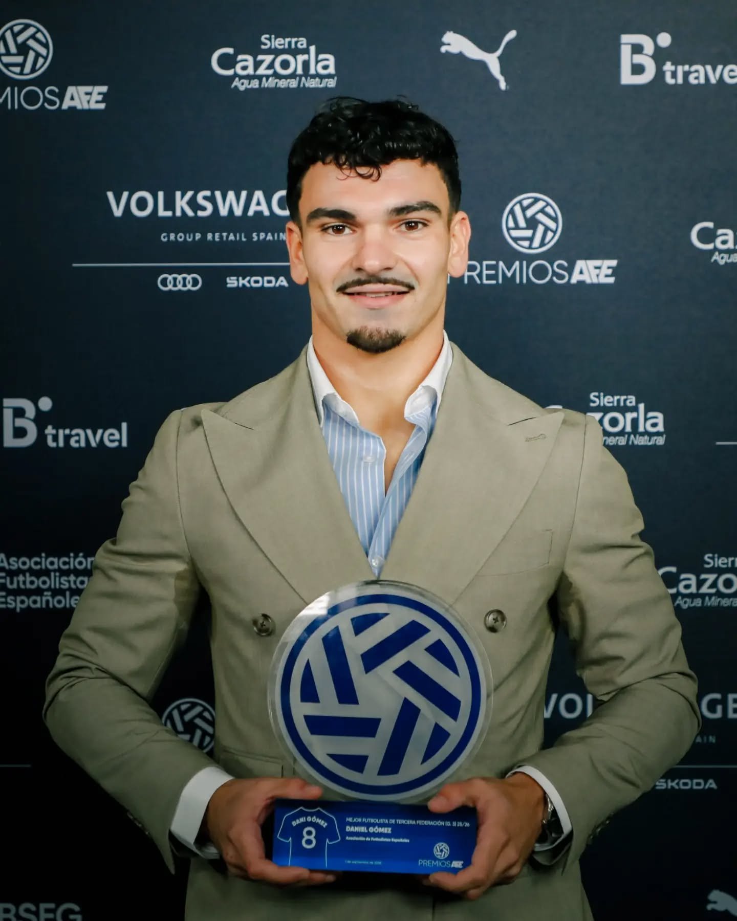 Dani Gómez con el premio AFE al mejor jugador del Grupo 3 de Tercera Federación