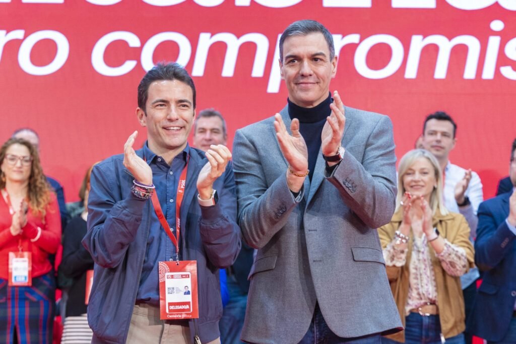 Pedro Sánchez y Pedro Casares durante un acto público
