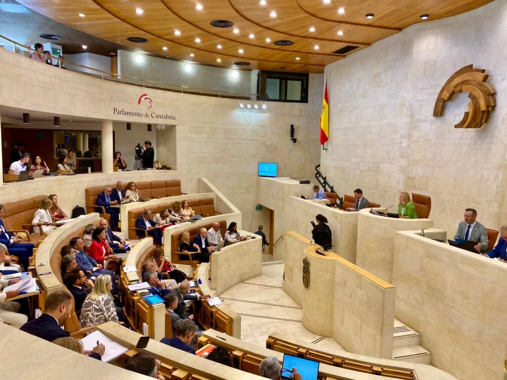 Diputados del Parlamento de Cantabria durante una sesión plenaria.