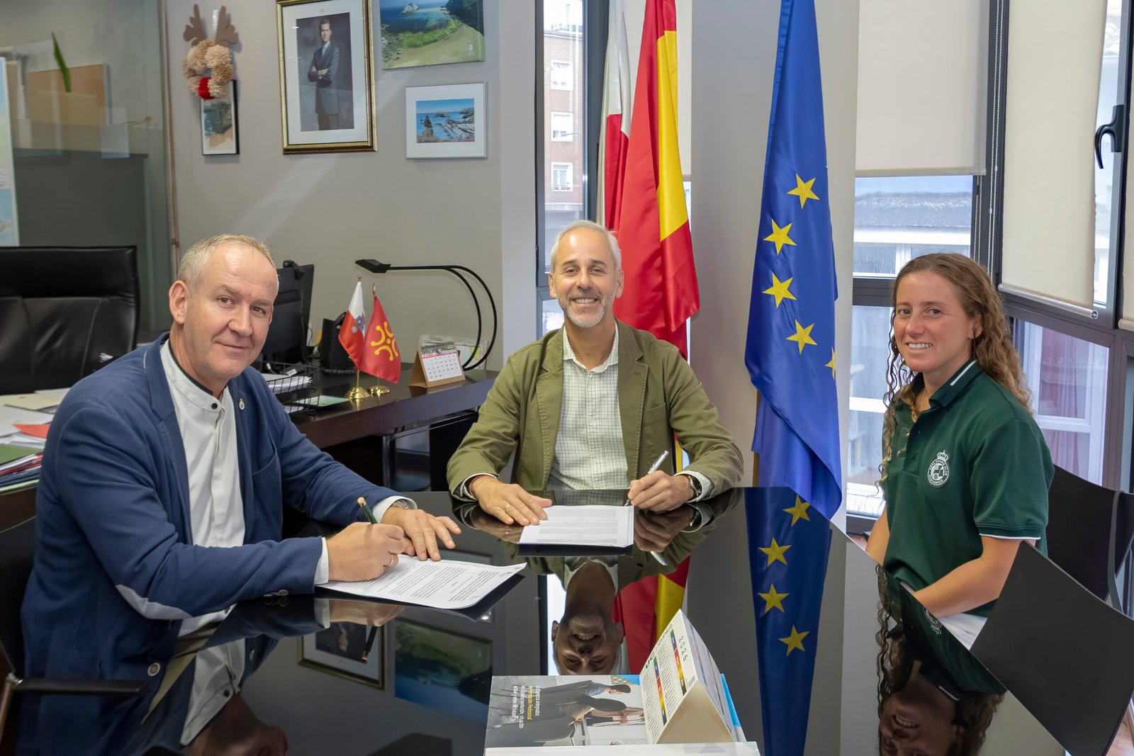 Sergio Silva y César Anievas durante la firma del convenio entre Educación y la Fundación Real Racing Club.