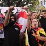 Personas que acudieron a increpar a los participantes de una concentración contra el racismo en Santander.