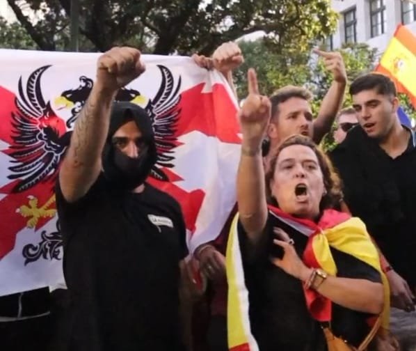 Personas que acudieron a increpar a los participantes de una concentración contra el racismo en Santander.