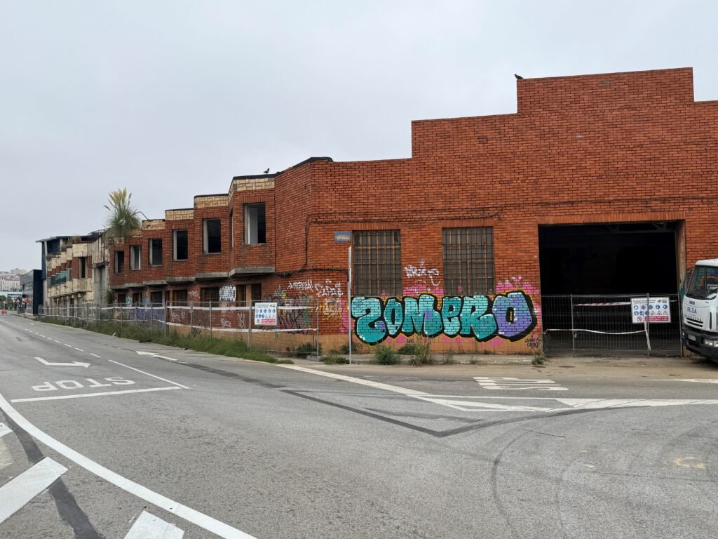 Trabajos de demolición de antiguas naves industriales en desuso del polígono de Wissocq en Santander.