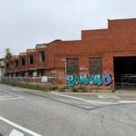 Trabajos de demolición de antiguas naves industriales en desuso del polígono de Wissocq en Santander.