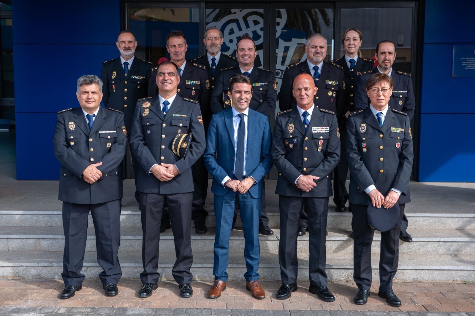 Pedro Casares junto a los nuevos inspectores jefe de la Policía Nacional en Cantabria.