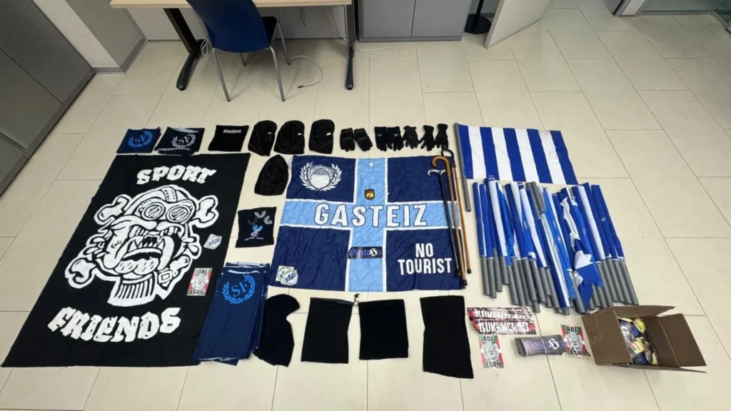Objetos incautados a miembros de la afición del Alavés antes del Racing-Alavés.