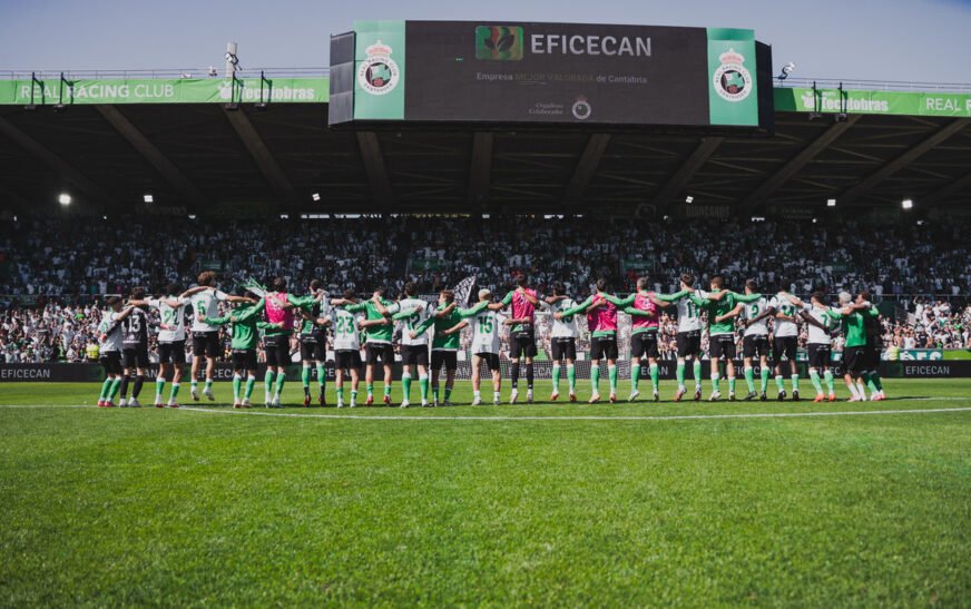 El Racing remonta al Alavés en El Sardinero y mantiene su fortaleza como local (2-1)