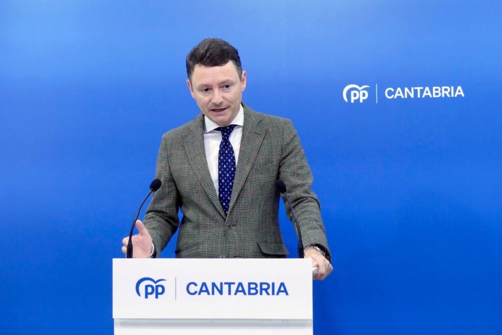 Alejandro Liz, diputado regional del PP, durante sus declaraciones sobre las ayudas al remo en Cantabria.