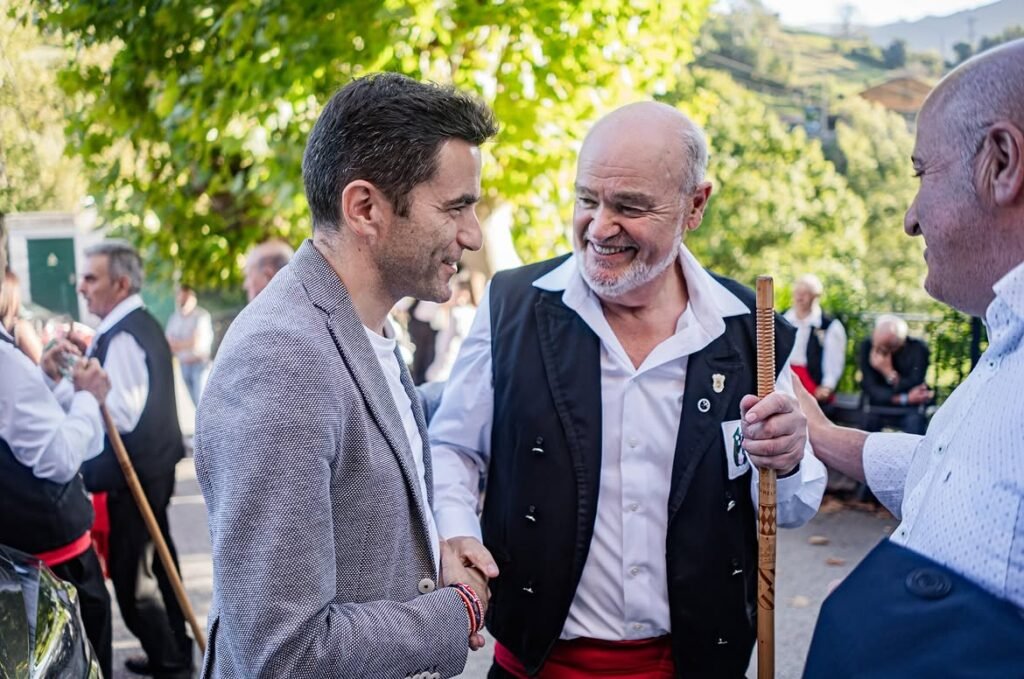 El secretario general, Pedro Casares, ha participado en la 12º edición del Encuentro Coral Valle del Nansa, organizado por la Coral Torre de Obeso en Puentenansa | Fuente: PSOE Cantabria