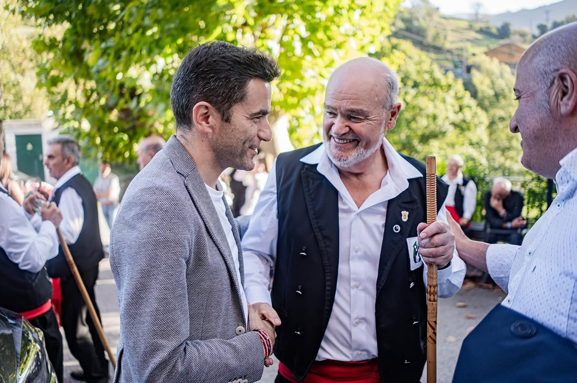 El secretario general, Pedro Casares, ha participado en la 12º edición del Encuentro Coral Valle del Nansa, organizado por la Coral Torre de Obeso en Puentenansa | Fuente: PSOE Cantabria