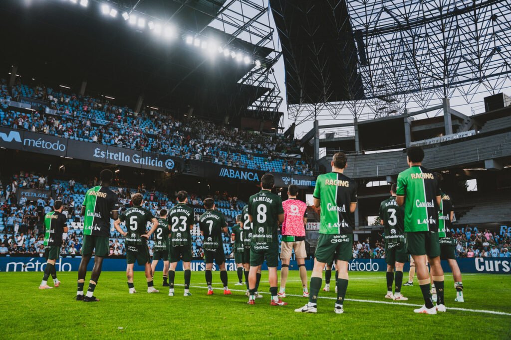 El Racing agradeció un día más el apoyo de la afición tras la dura derrota en Balaídos | Fuente: RRC