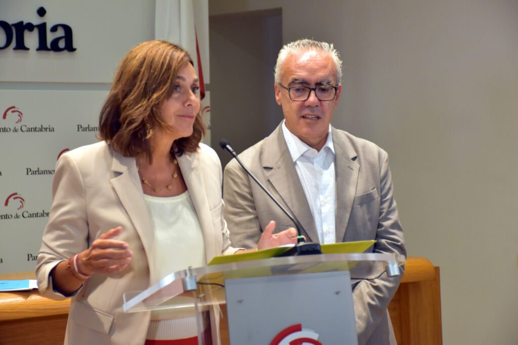 Paula Fernández Viaña y Pedro Hernando durante la presentación de las enmiendas del PRC a la Ley de Vivienda.