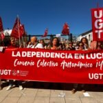 Gema Fernández durante la concentración de UGT ante el Parlamento de Cantabria.