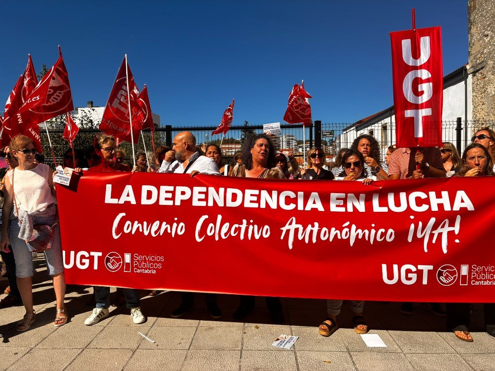Gema Fernández durante la concentración de UGT ante el Parlamento de Cantabria.