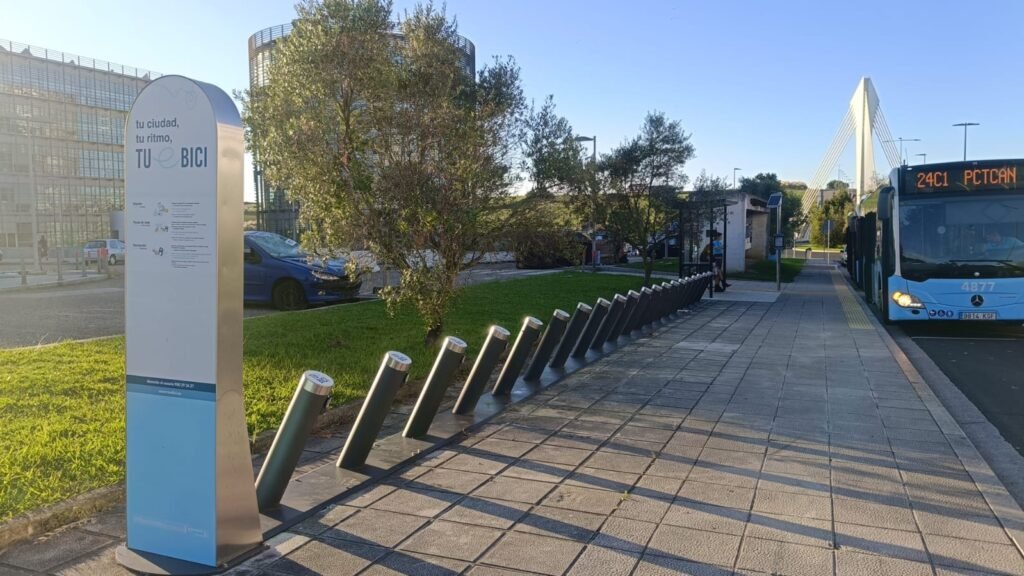 Estación vacía del servicio municipal de bicicletas eléctricas de Santander sin bicicletas disponibles.