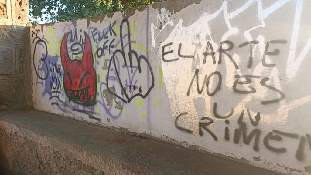 Pintadas y grafitis en el lavadero del barrio Mazas de Navajeda