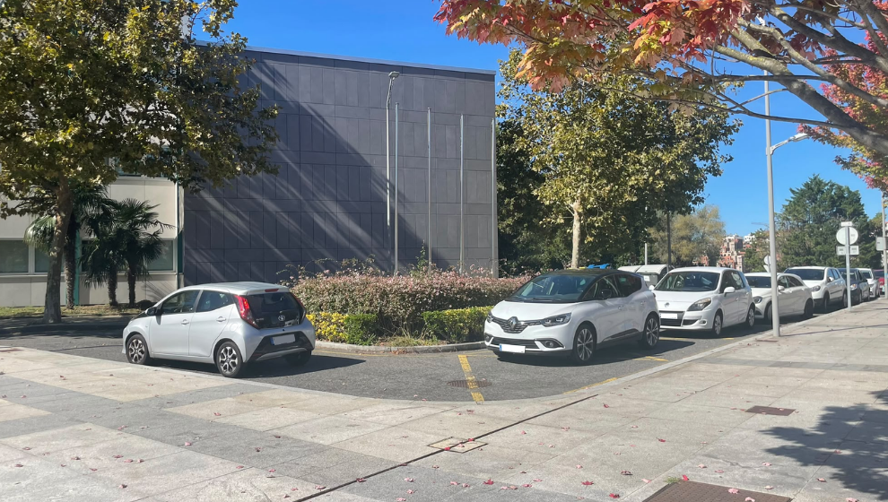 Coches aparcados en el campus de la Universidad de Cantabria en Santander. | Fuente: GP