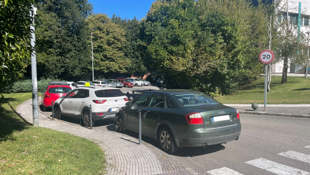 Coches aparcados en el campus de la Universidad de Cantabria en Santander. | Fuente: GP