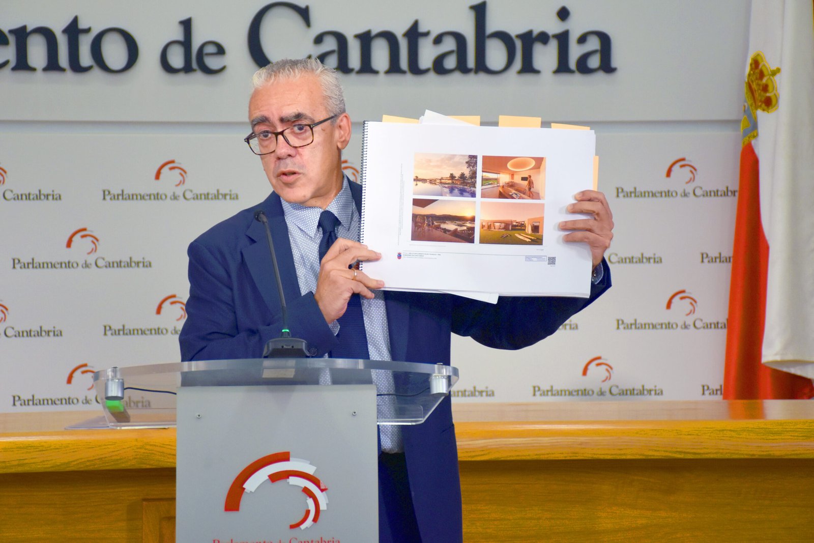 Pedro Hernando muestra las viviendas previstas en el proyecto OLUCAS de Villaverde de Pontones.