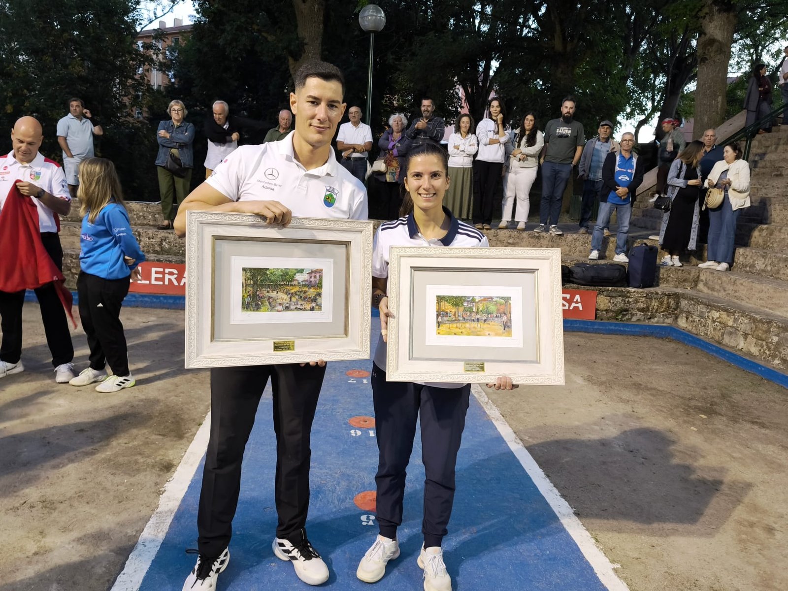 Víctor González y Marta Castillo posan tras ganar el Premio de Bolos del PRC Memorial Javier López Marcano en Reinosa.