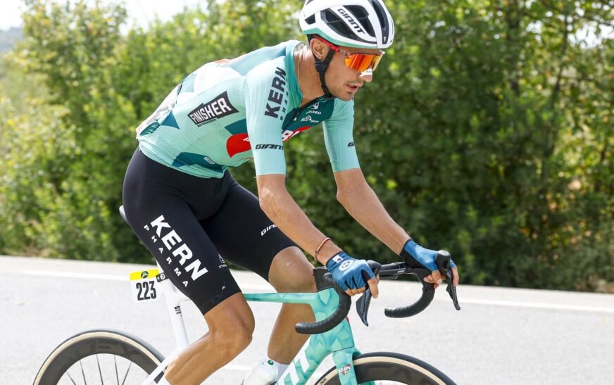 Iván Cobo, el solitario estandarte cántabro en la Vuelta a España
