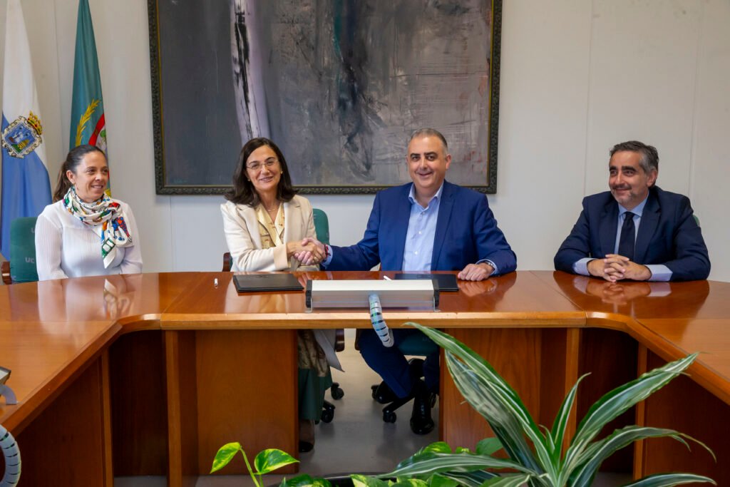 Roberto Media y Conchi López durante la firma del convenio de la Cátedra Cantabria Vivienda