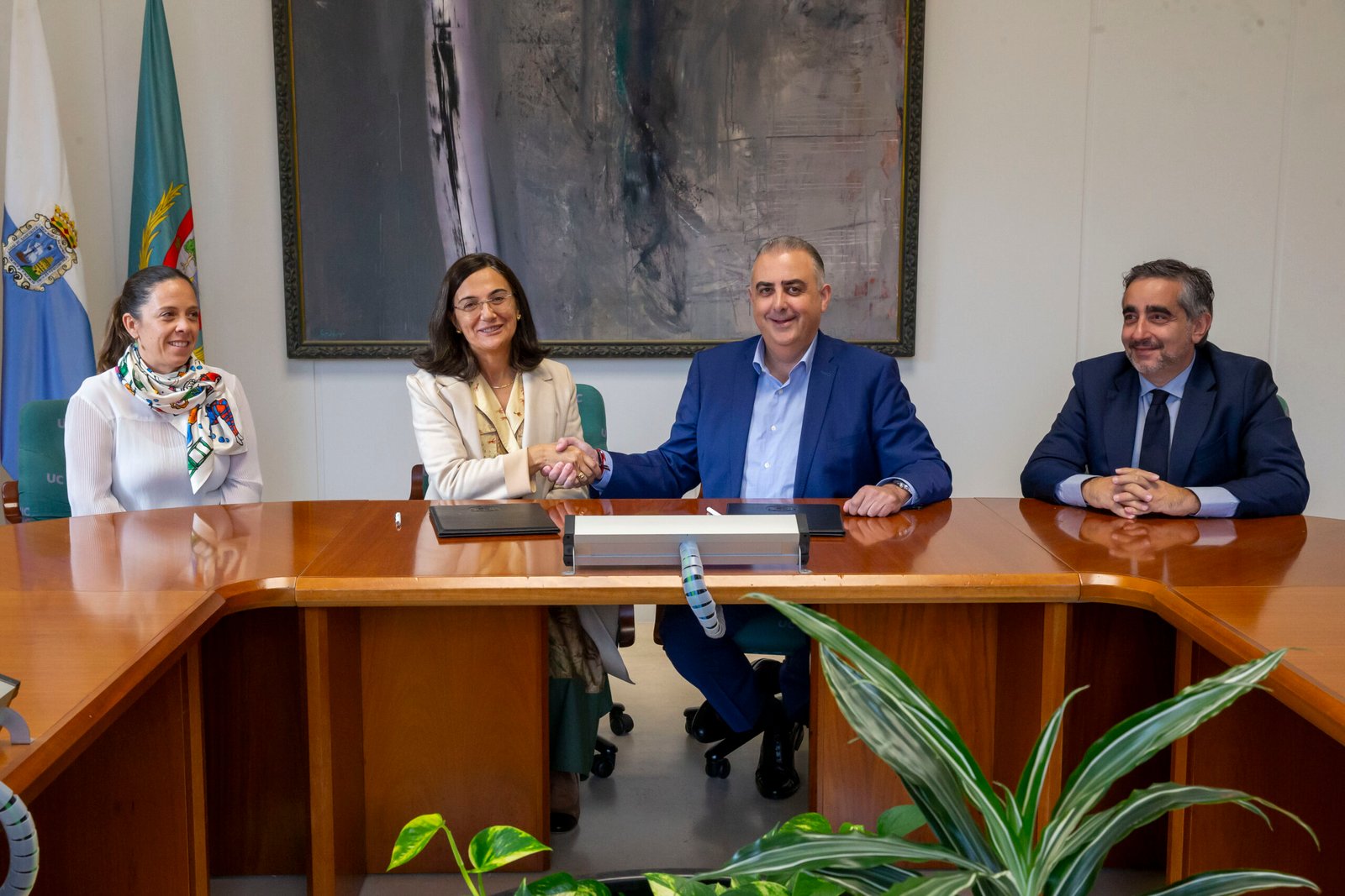 Roberto Media y Conchi López durante la firma del convenio de la Cátedra Cantabria Vivienda