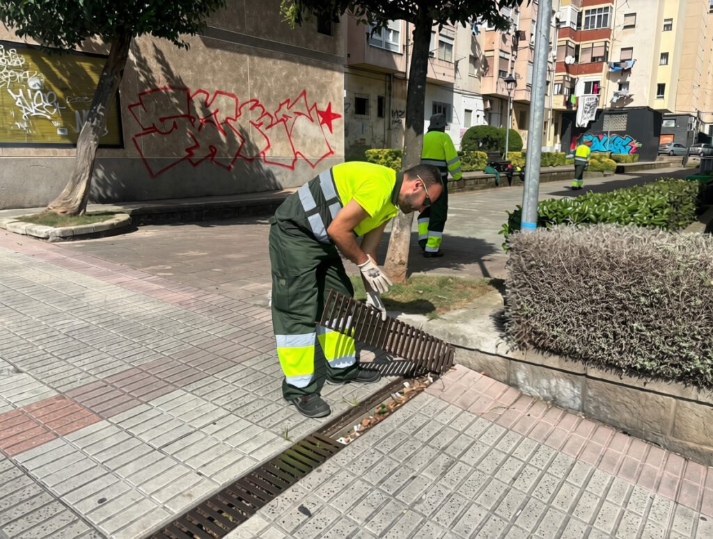 Operario limpiando un imbornal durante la campaña de mantenimiento de Camargo