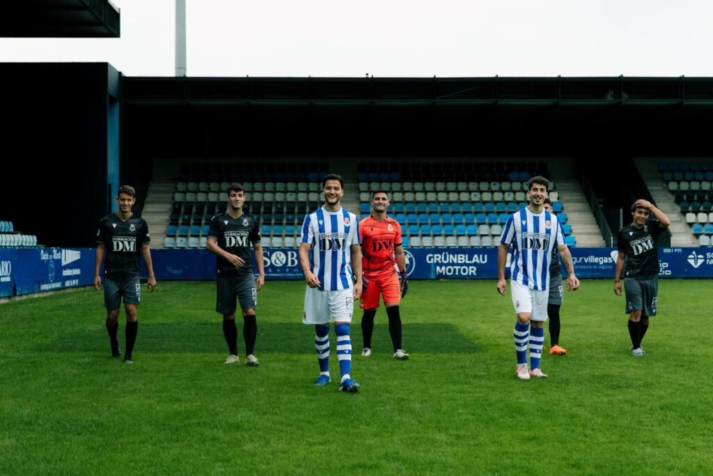 Jugadores de la Gimnástica de Torrelavega posando en El Malecón con las nuevas camisetas
